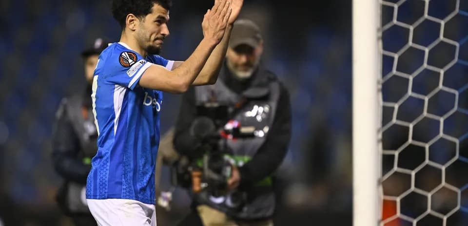 Jugador aplaudiendo después del partido en el estadio