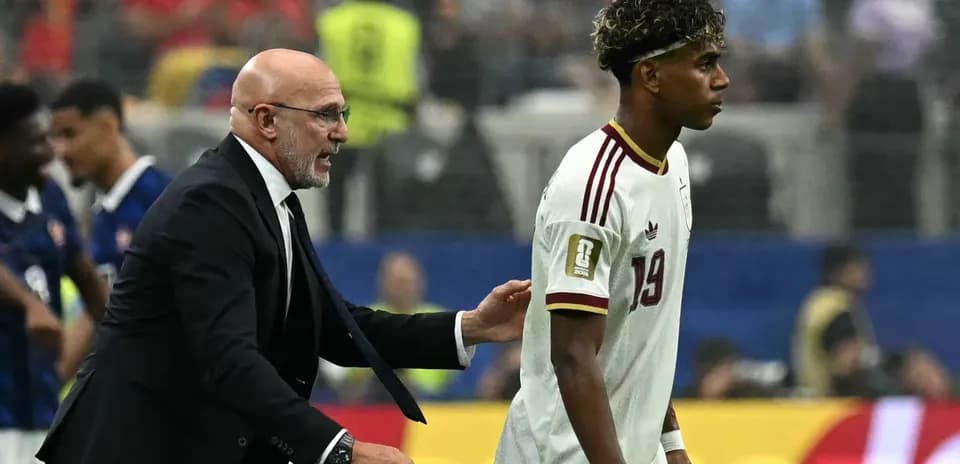Entrenador hablando con jugador durante el partido