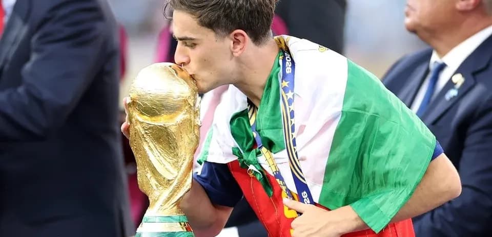 Jugador besando el trofeo de la Copa Mundial