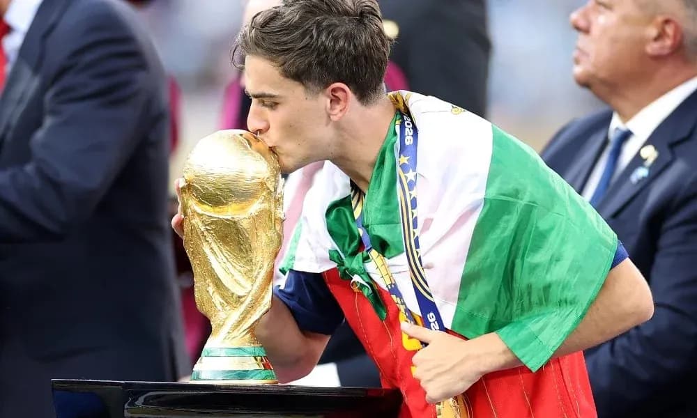 Jugador besando el trofeo de la Copa Mundial