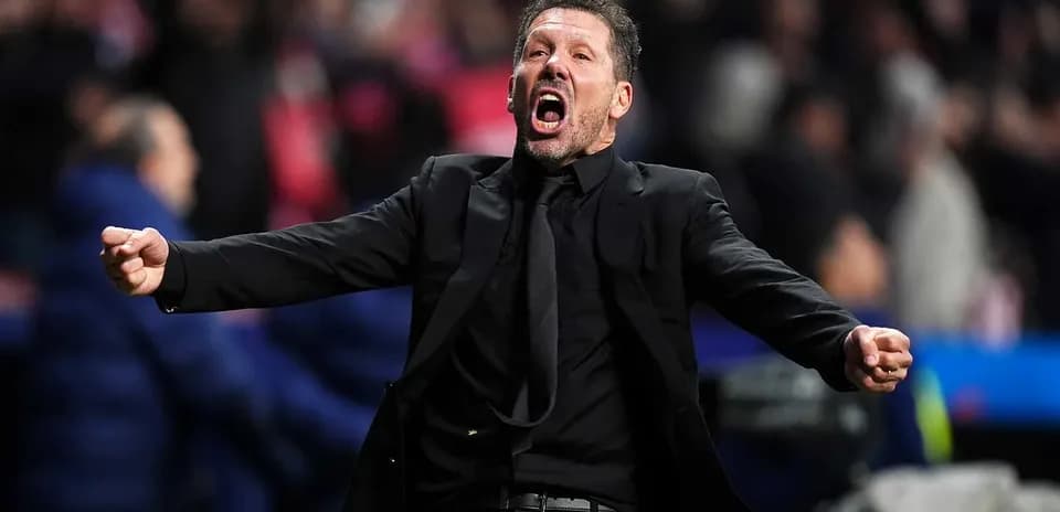 Entrenador celebrando con entusiasmo durante el partido