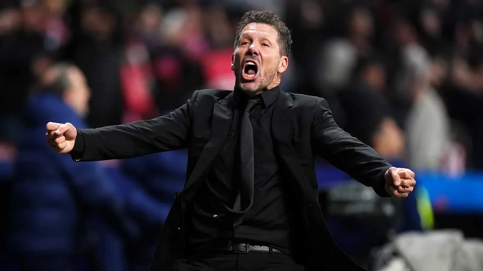 Entrenador celebrando con entusiasmo durante el partido