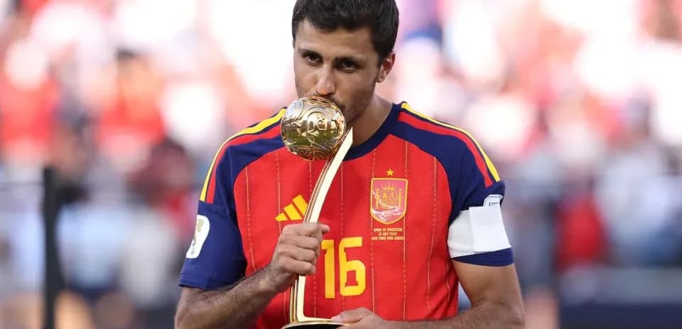 Jugador de España besando trofeo tras el partido