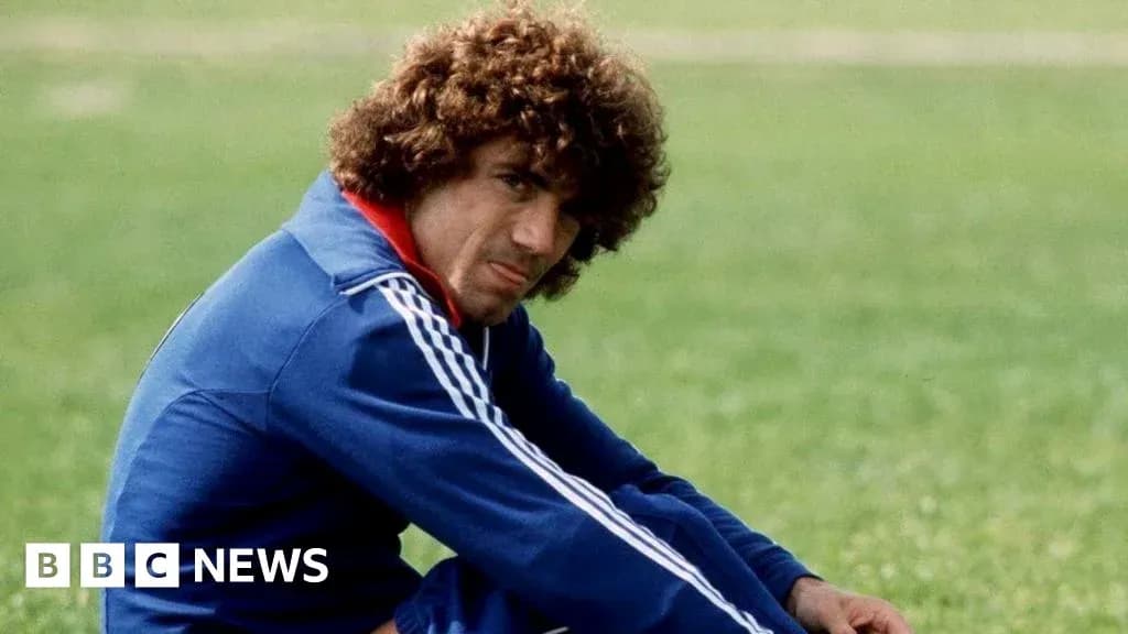 Jugador sentado en el campo de entrenamiento