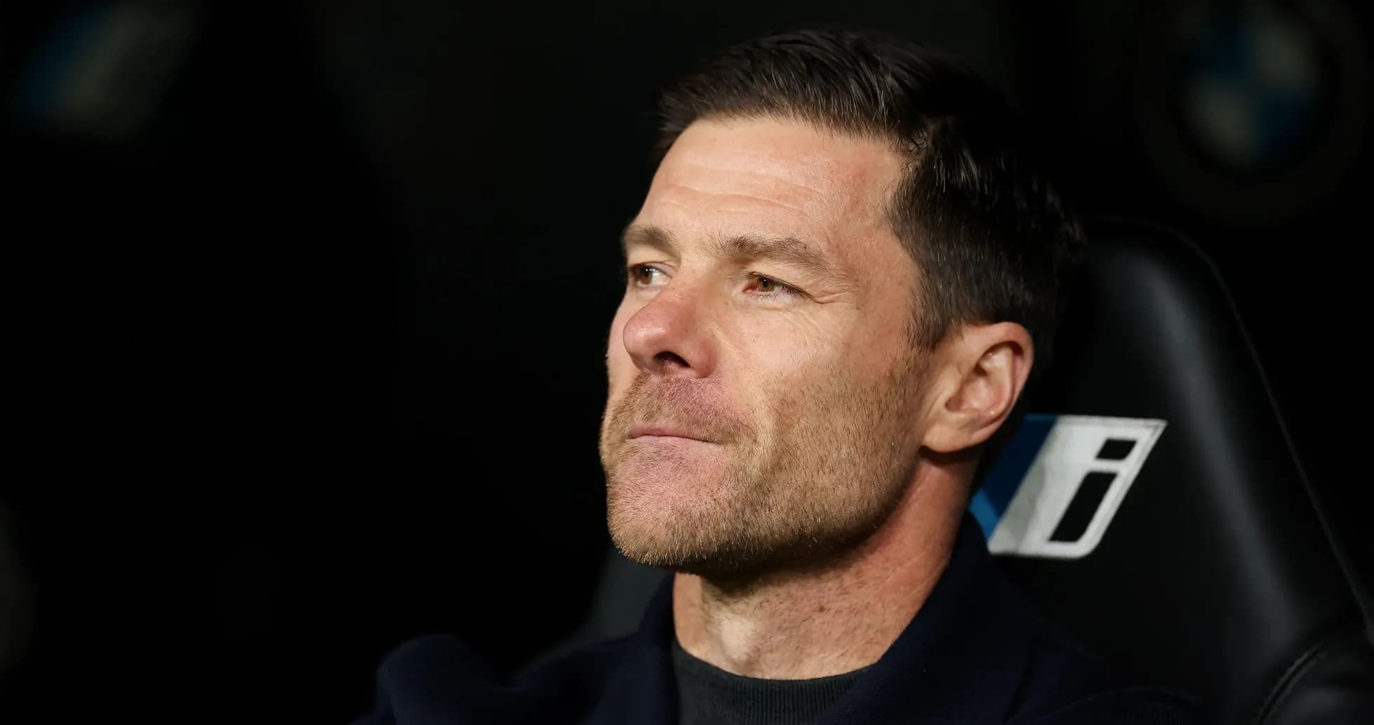 Entrenador sentado en el banquillo durante el partido