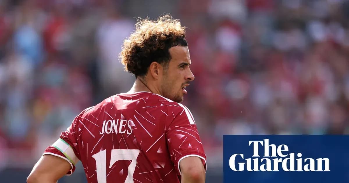 Jugador con camiseta roja y número 17 en el campo