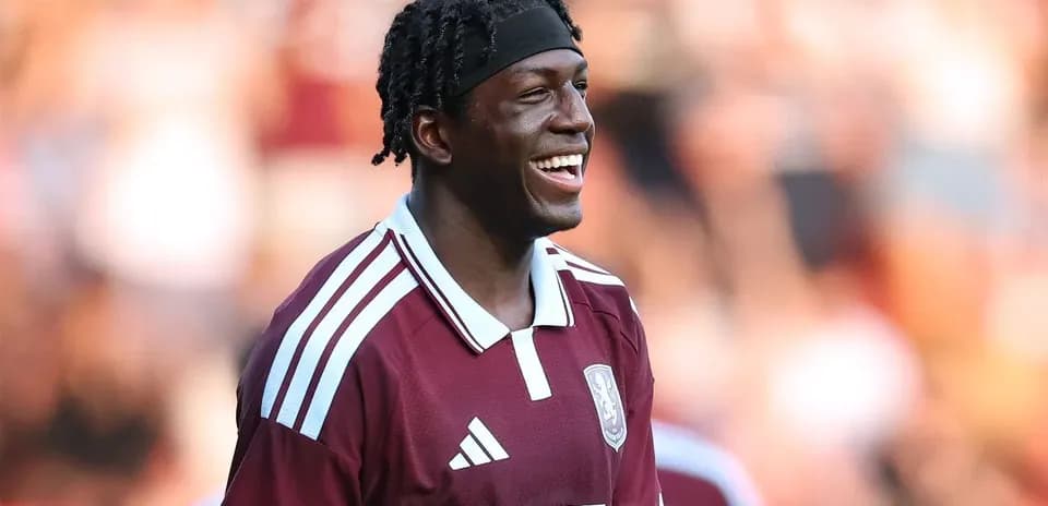 Jugador sonriendo en uniforme de fútbol en el campo