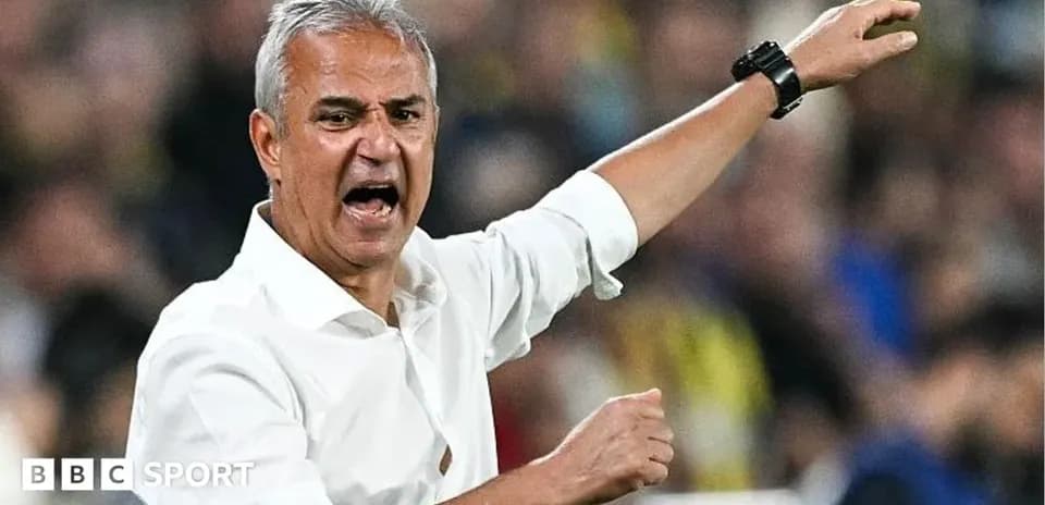 Entrenador dirigiendo desde la banda durante el partido