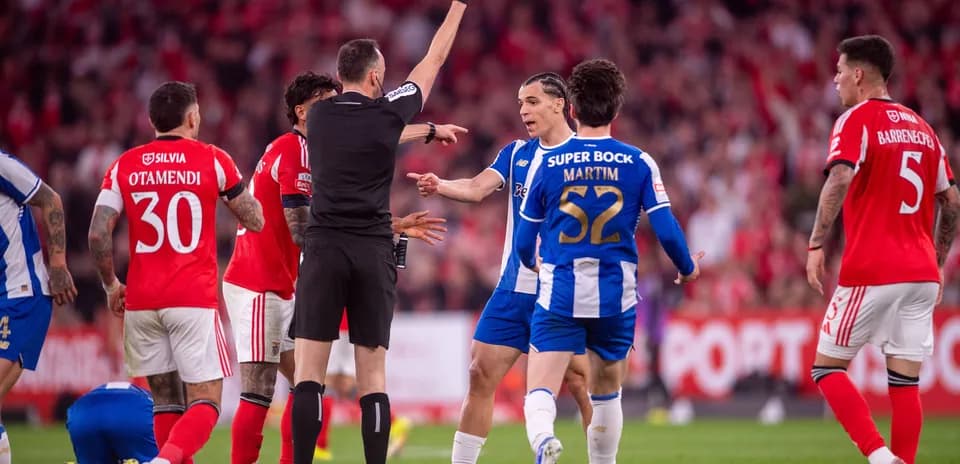 Árbitro mostrando tarjeta amarilla a jugador en partido