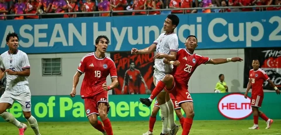Jugadores en acción durante el partido de fútbol