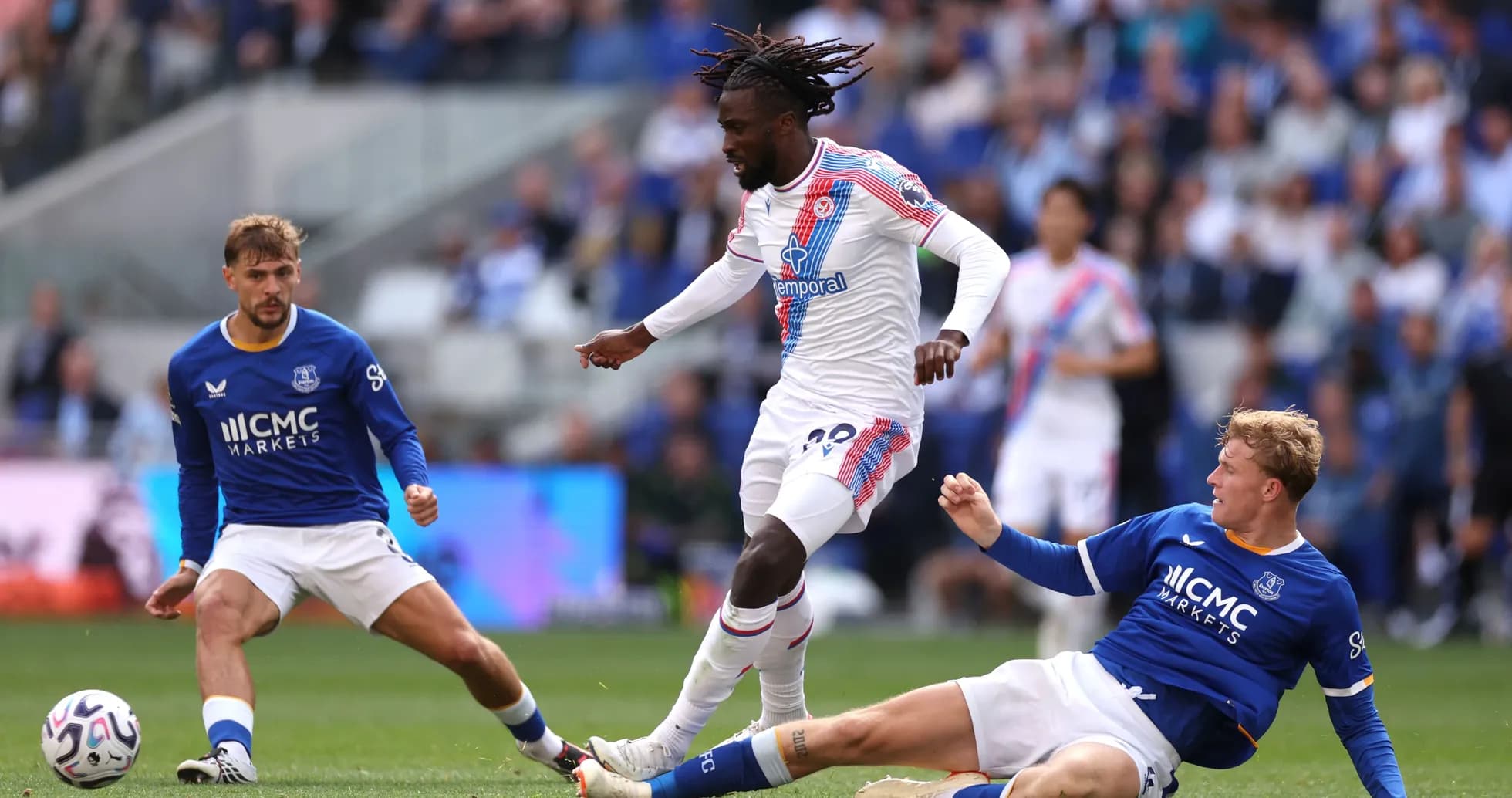 Jugador de Crystal Palace driblando a oponentes de Everton