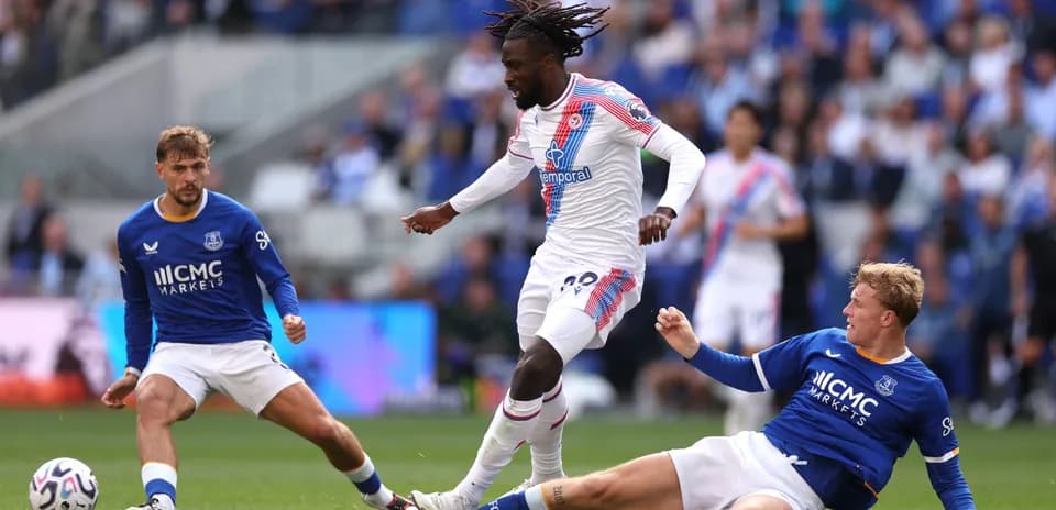 Jugador de Crystal Palace driblando a oponentes de Everton