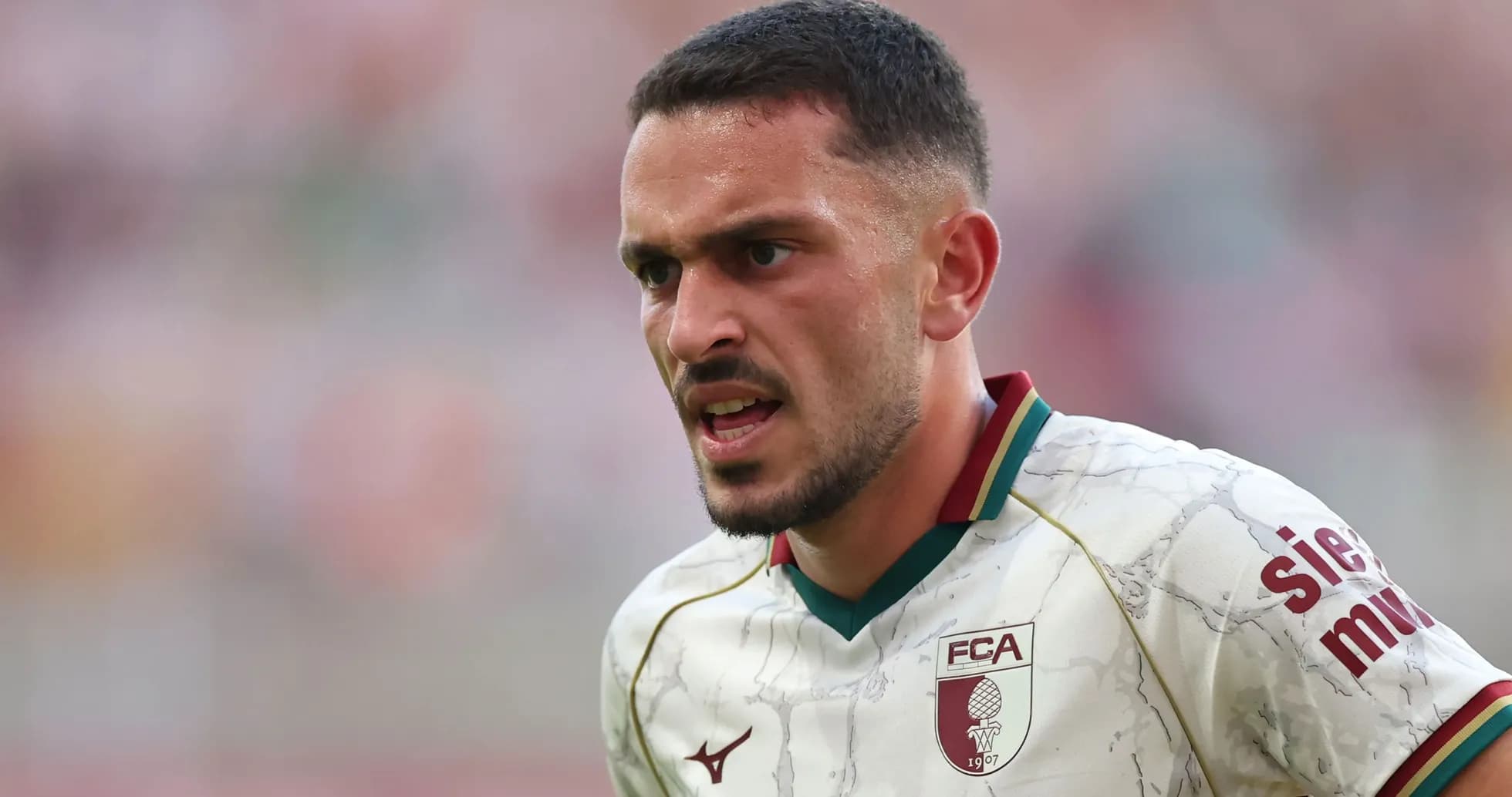 Jugador de fútbol con camiseta de FCA en acción