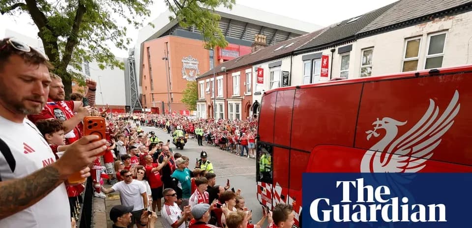 Aficionados de Liverpool reciben el autobús del equipo