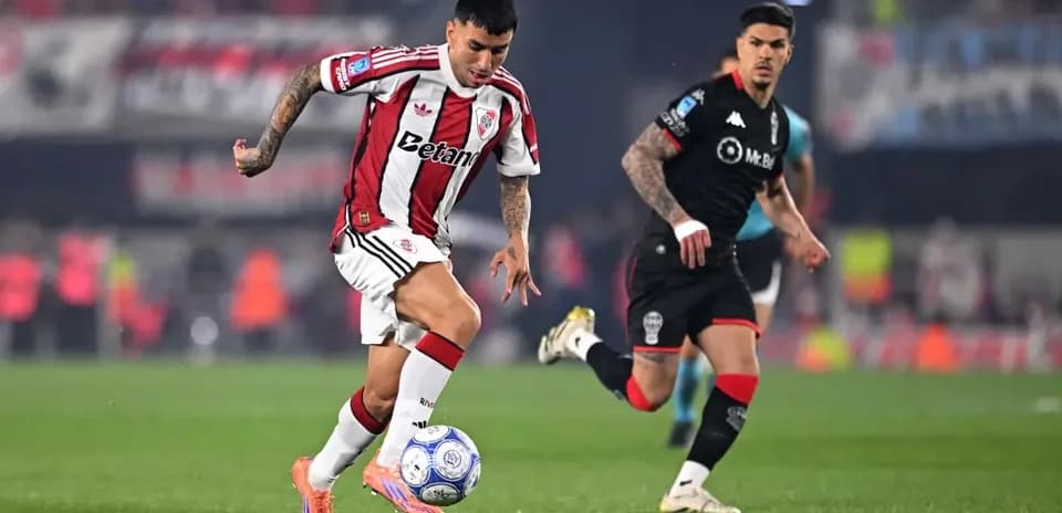 Jugador de River Plate driblando a oponente de Huracán