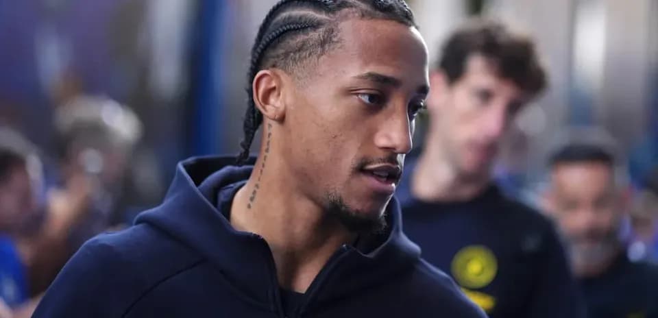 Jugador con trenzas caminando hacia la cámara