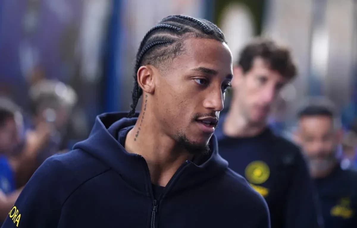 Jugador con trenzas caminando hacia la cámara