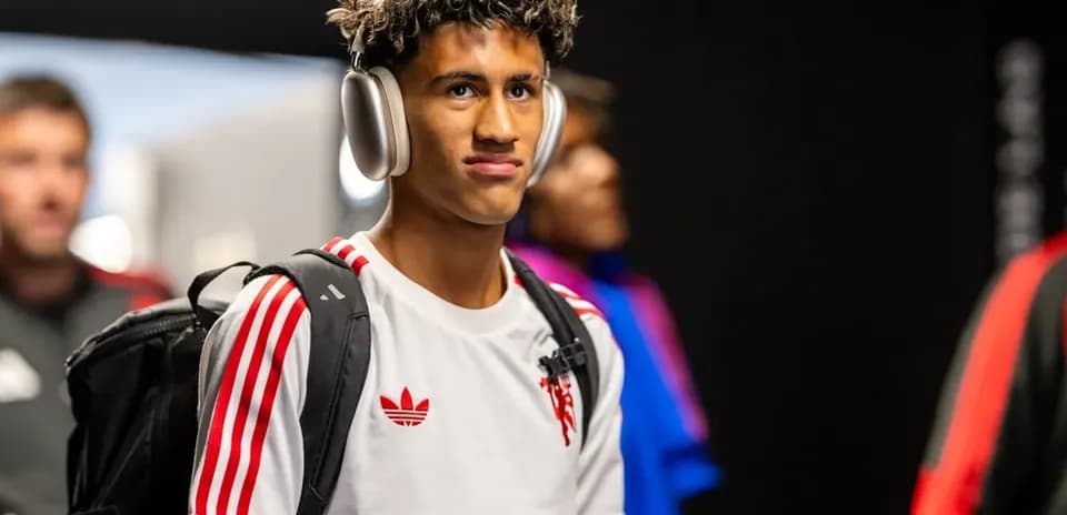 Jugador entrando con auriculares y mochila