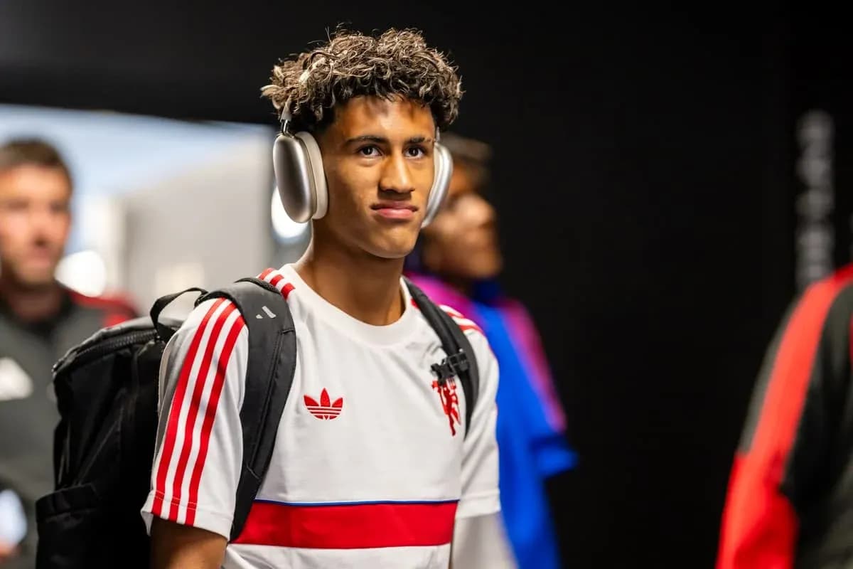 Jugador entrando con auriculares y mochila