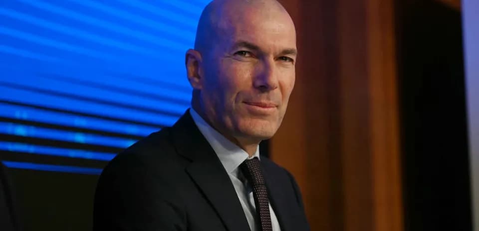 Hombre con traje en conferencia de prensa