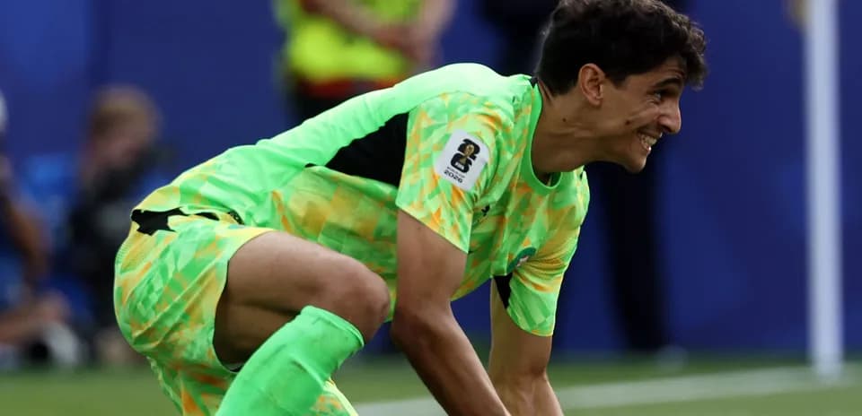 Portero atrapando el balón durante un partido