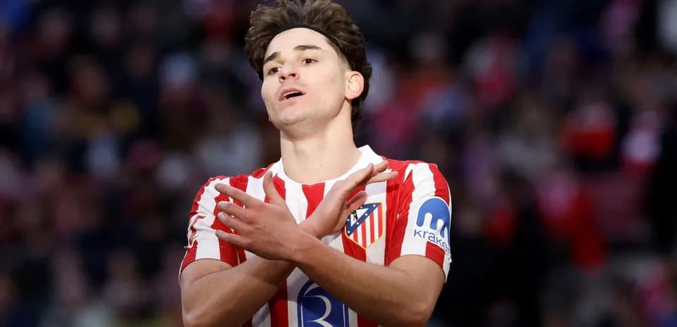 Jugador de Atlético de Madrid gesticulando durante el partido
