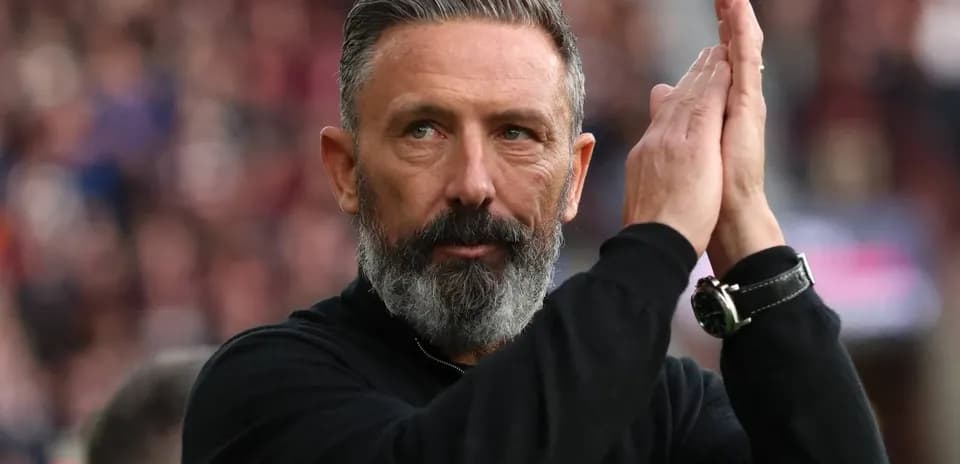 Entrenador aplaudiendo en el banquillo del estadio