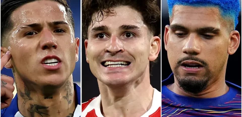 Tres jugadores de fútbol en diferentes expresiones
