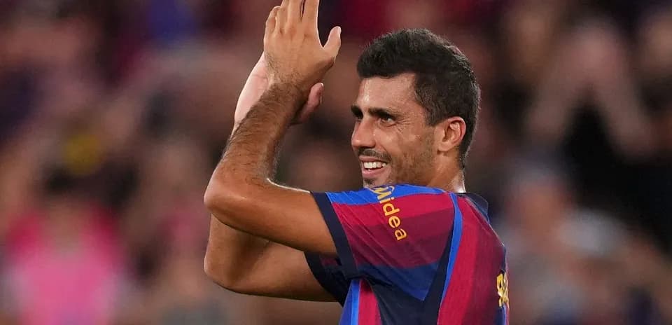 Jugador aplaudiendo a la afición en el estadio