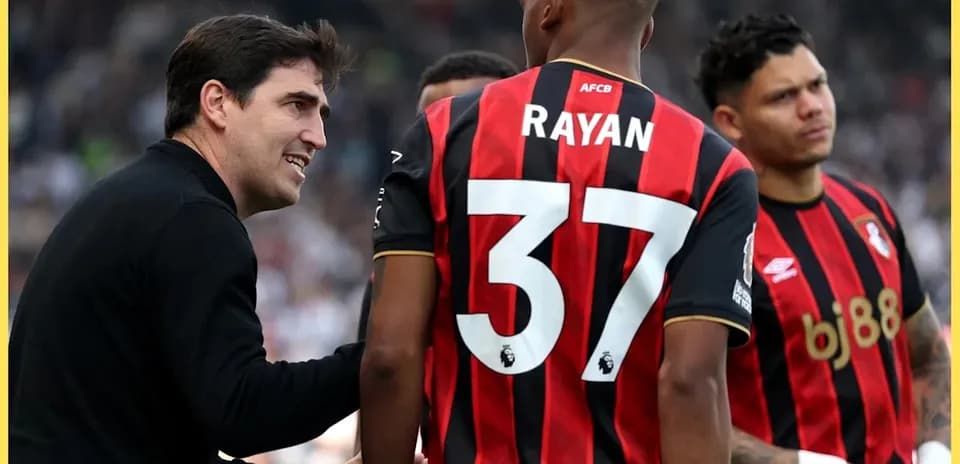 Entrenador hablando con jugadores del AFC Bournemouth