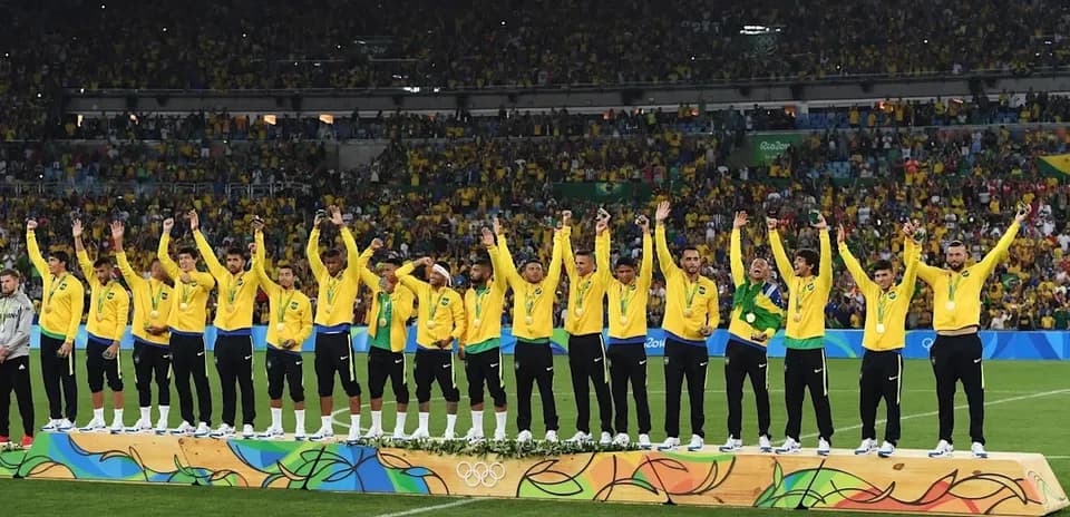 Equipo de fútbol de Brasil en podio con medallas