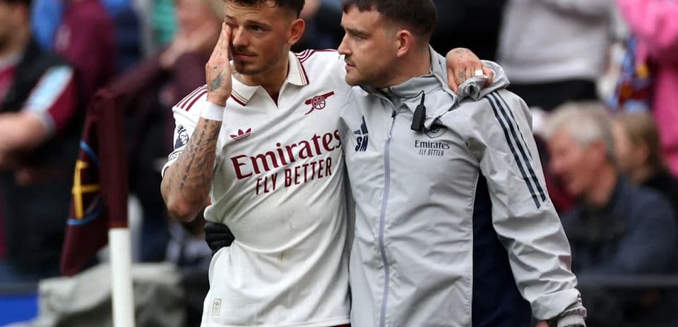 Jugador de Arsenal siendo consolado por personal médico