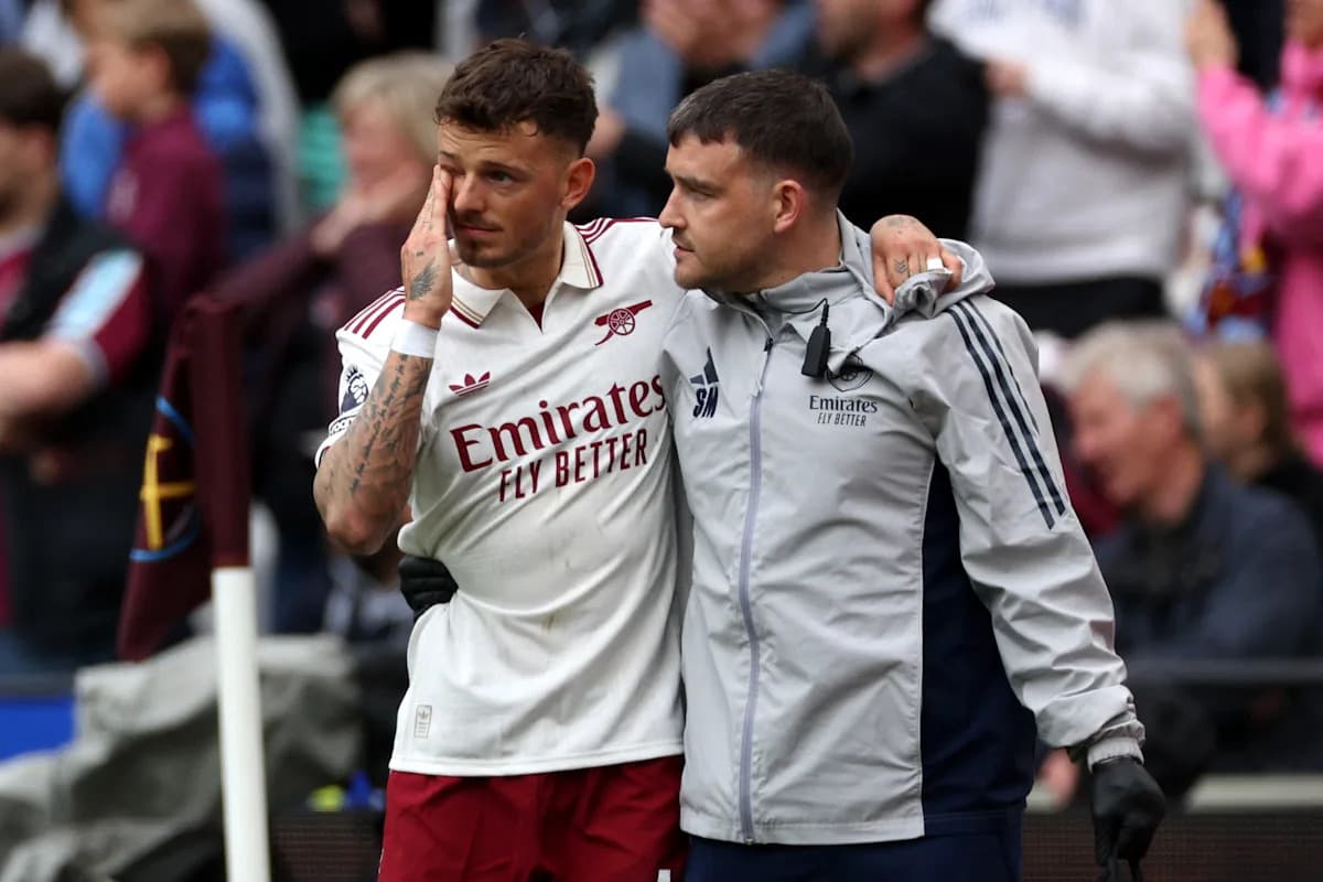 Jugador de Arsenal siendo consolado por personal médico