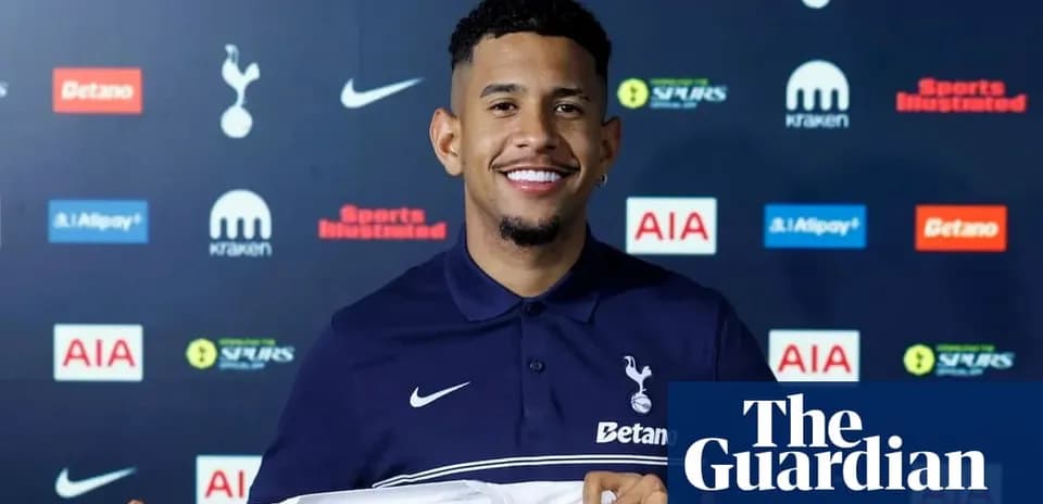 Jugador sosteniendo camiseta de Tottenham en presentación