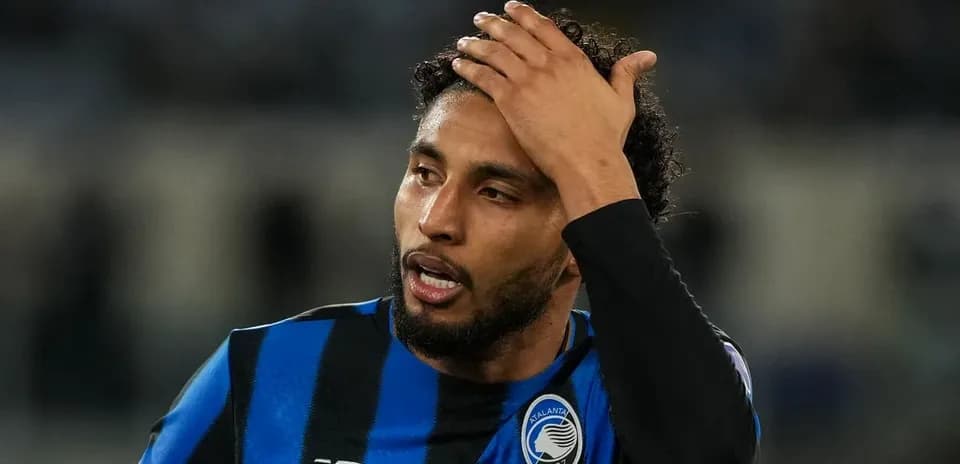 Jugador de Atalanta tocándose la cabeza en el campo
