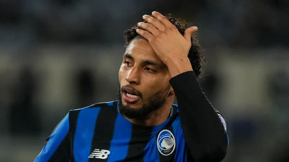 Jugador de Atalanta tocándose la cabeza en el campo