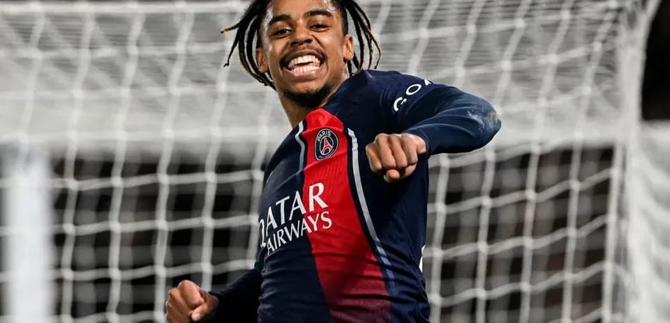 Jugador de PSG celebrando un gol en el campo