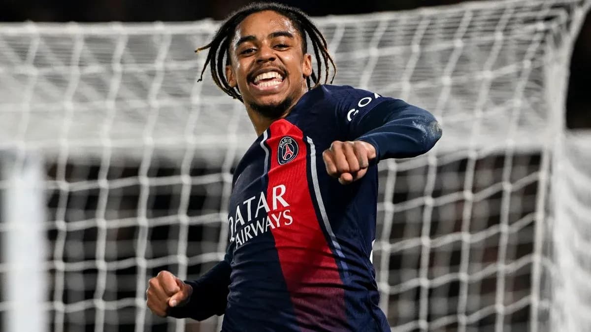 Jugador de PSG celebrando un gol en el campo