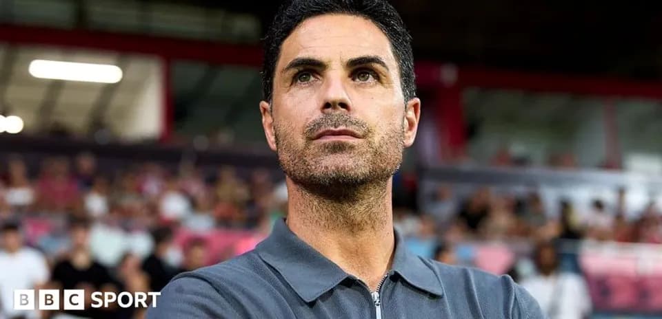 Entrenador observando desde la línea de banda