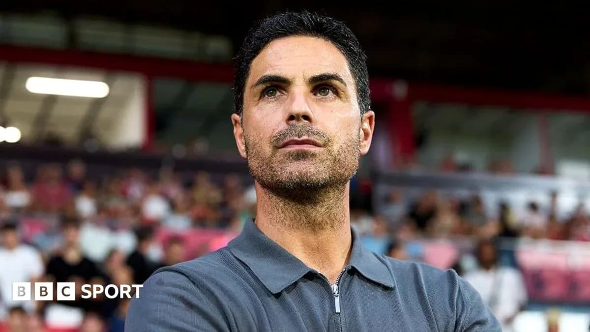 Entrenador observando desde la línea de banda