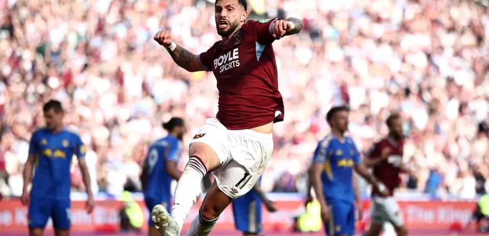 Jugador de West Ham celebrando un gol en el estadio