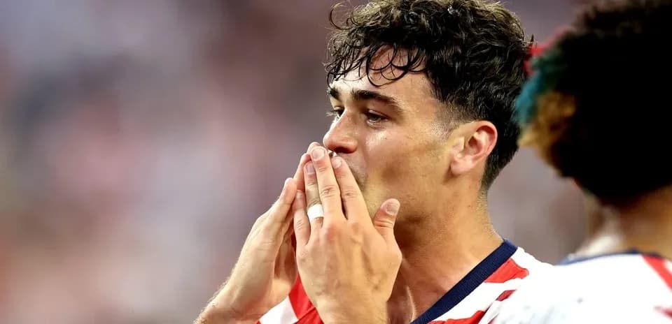 Jugador tocando sus labios durante el partido