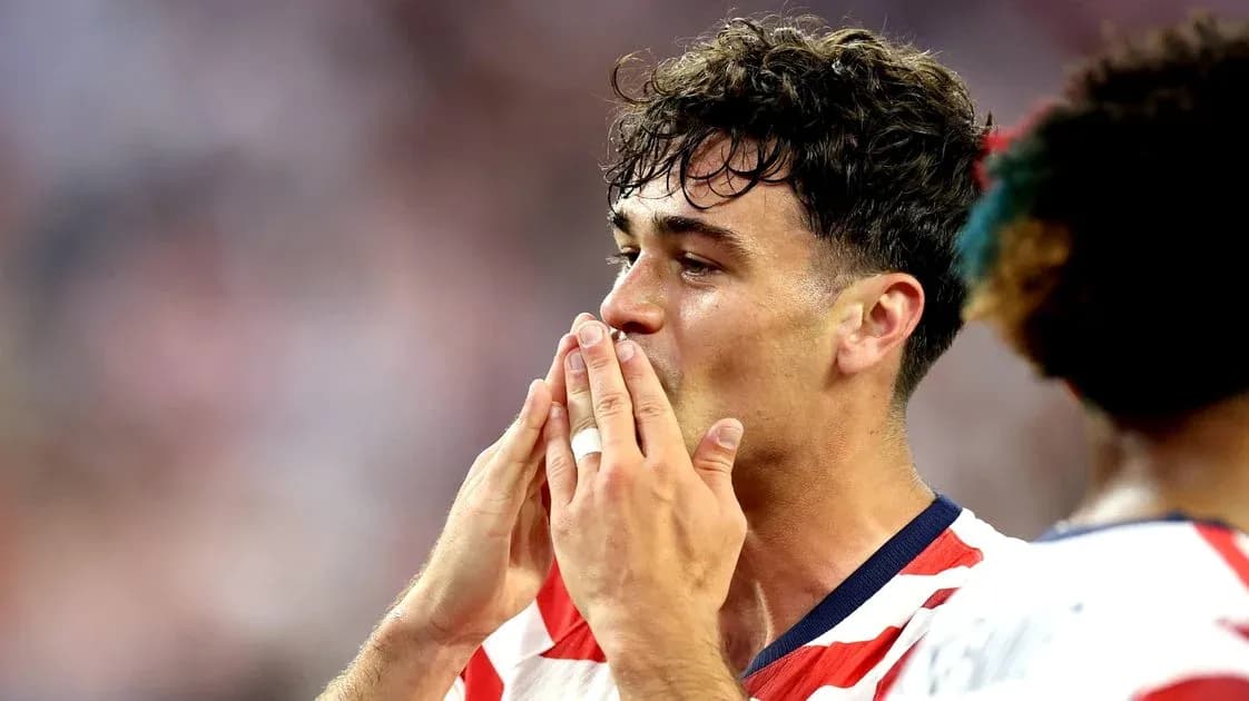 Jugador tocando sus labios durante el partido