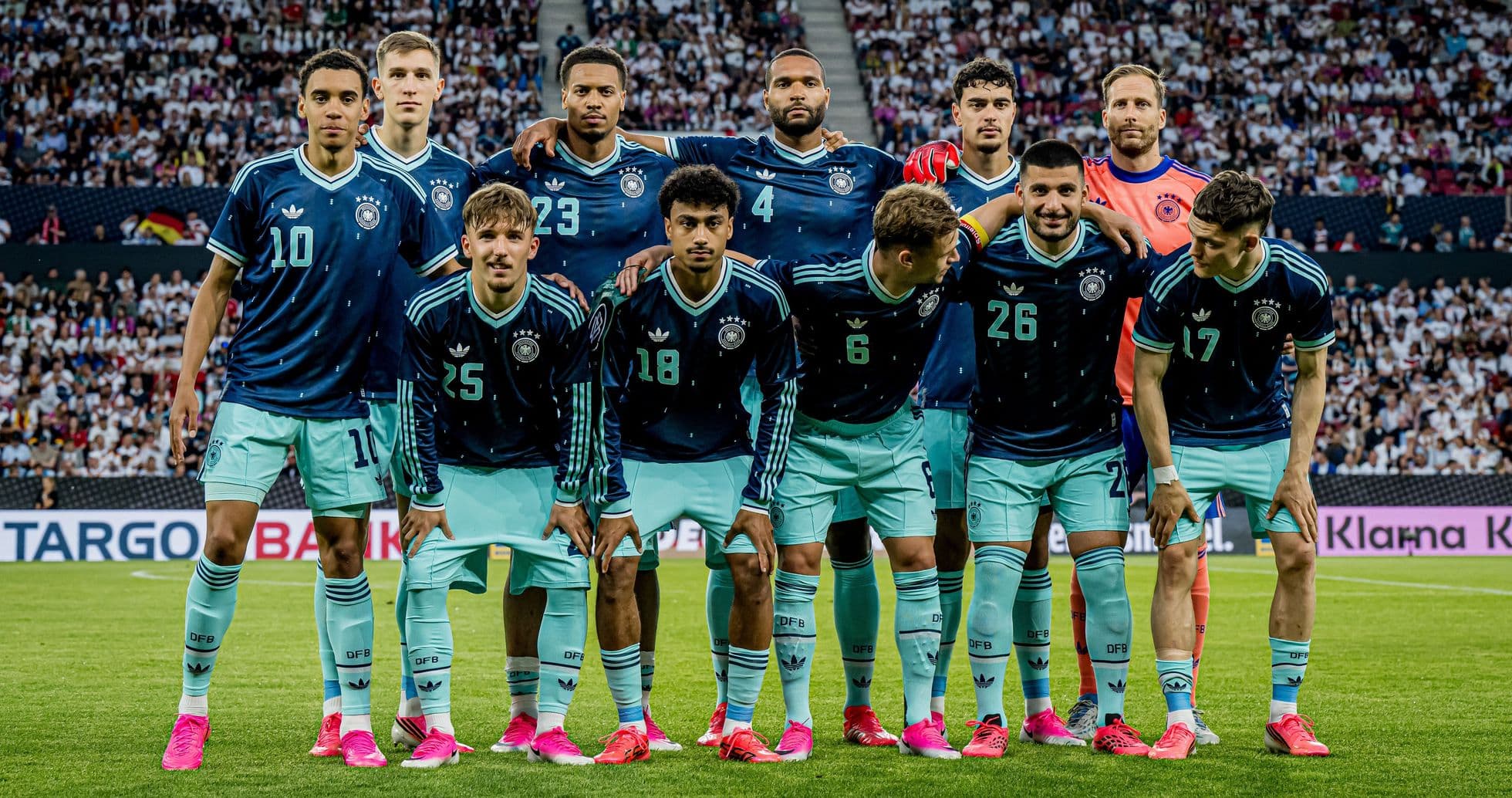 Equipo de Alemania posando en el campo antes del partido