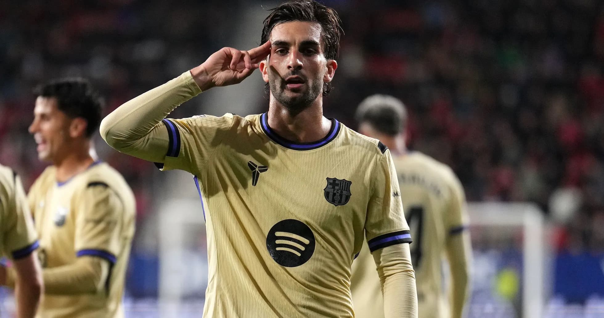 Jugador de Barcelona celebrando un gol con saludo militar