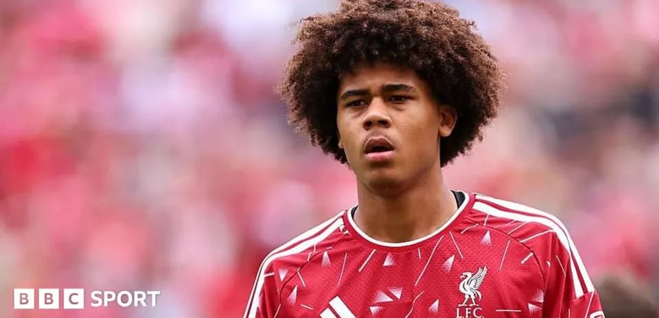 Jugador de Liverpool en el campo antes del partido