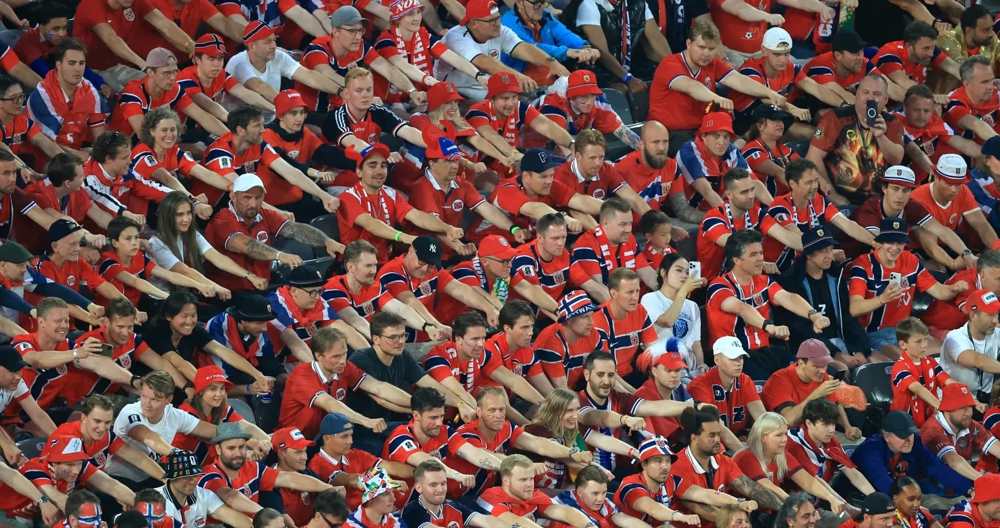 Aficionados en camiseta roja apoyando a su equipo