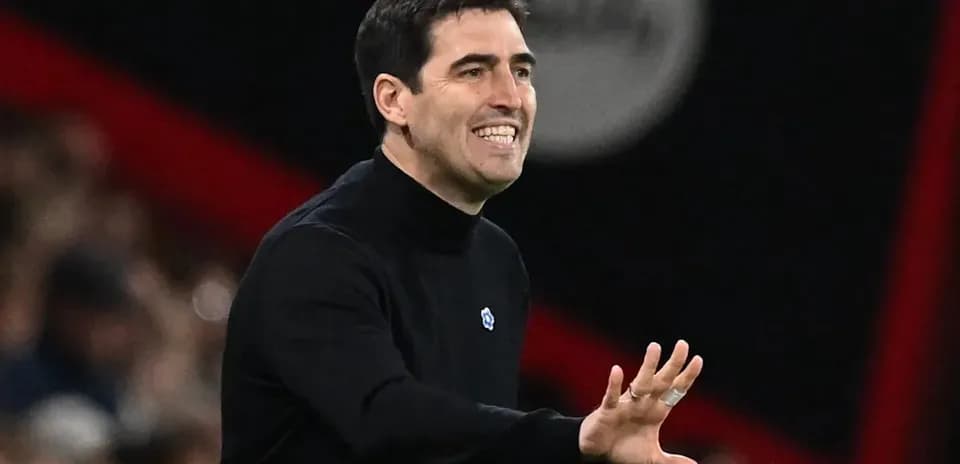 Entrenador dirigiendo a su equipo en el campo