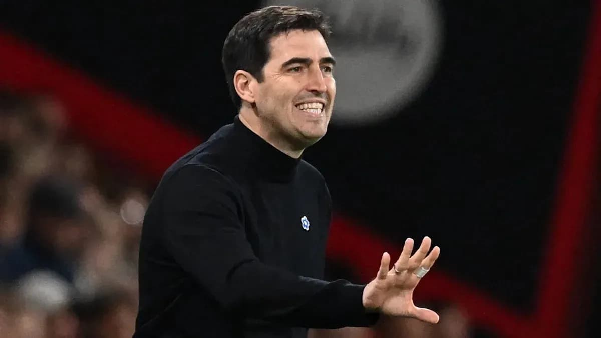 Entrenador dirigiendo a su equipo en el campo