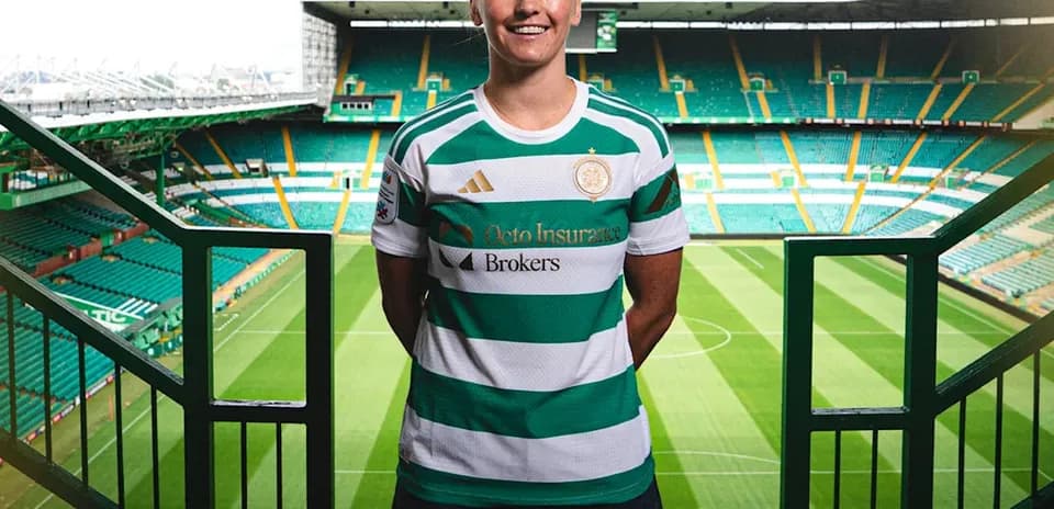 Jugadora posando en estadio con camiseta de Celtic